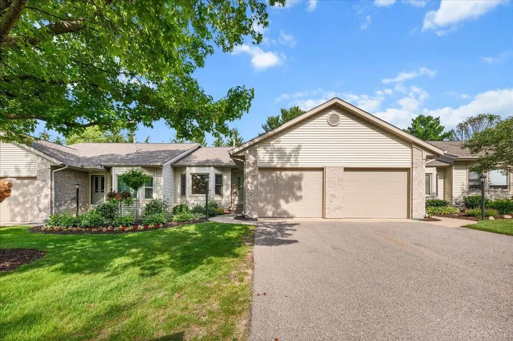 2506 Falcon Pointe Drive NW Walker City MI 49534