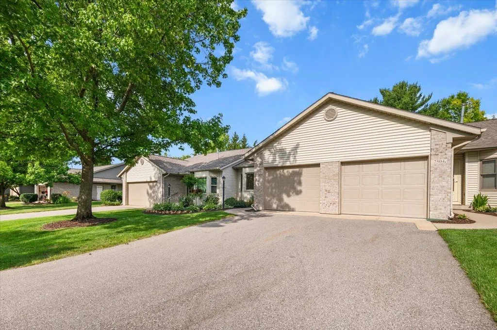 2506 Falcon Pointe Drive NW Walker City MI 49534