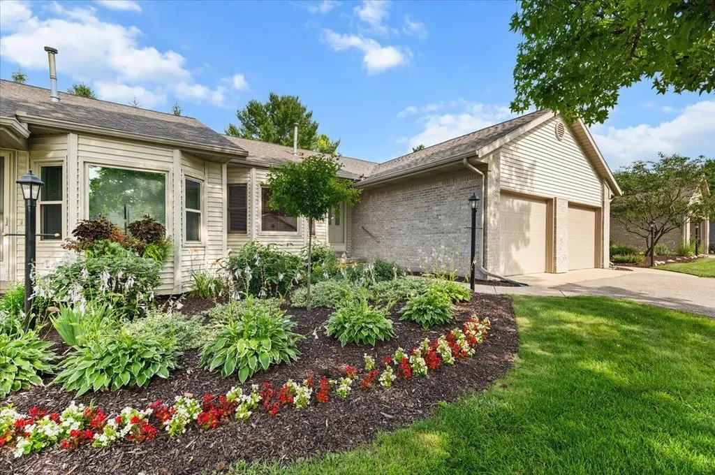 2506 Falcon Pointe Drive NW Walker City MI 49534