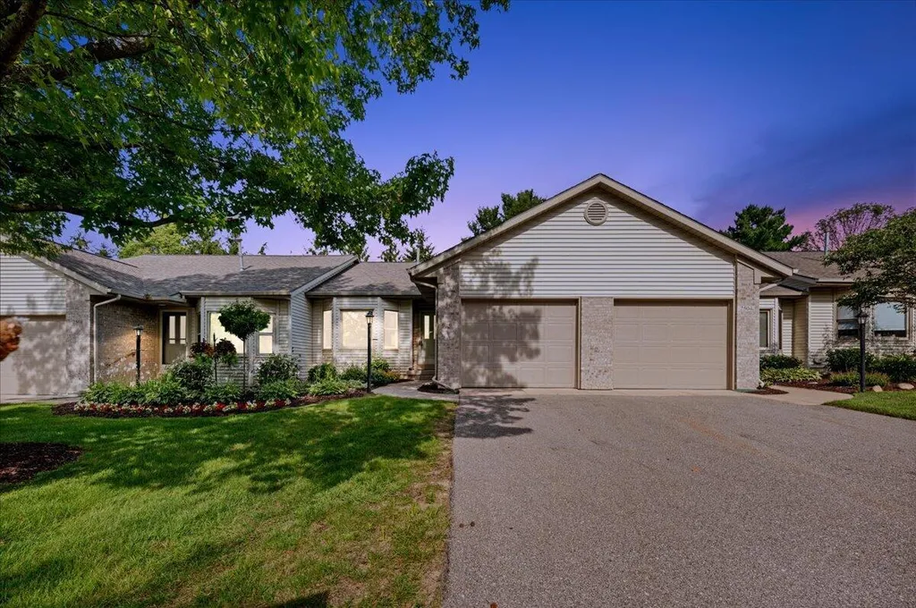 2506 Falcon Pointe Drive NW Walker City MI 49534