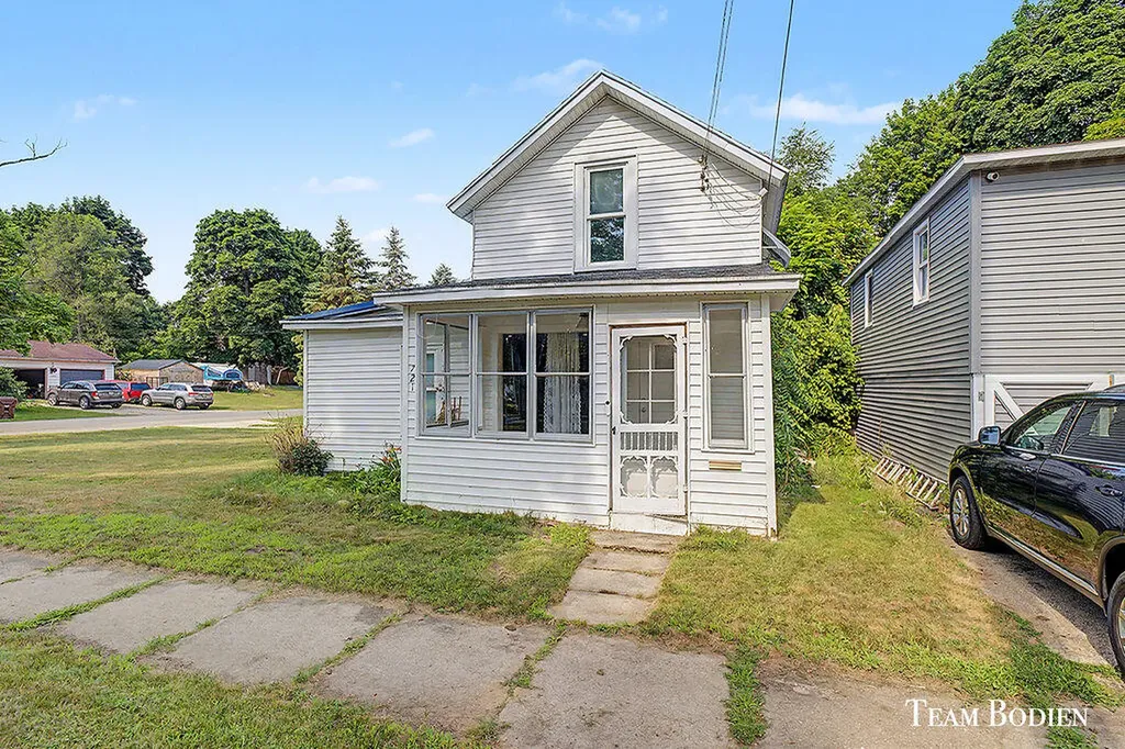 721 Pearl Street Belding City MI 48809