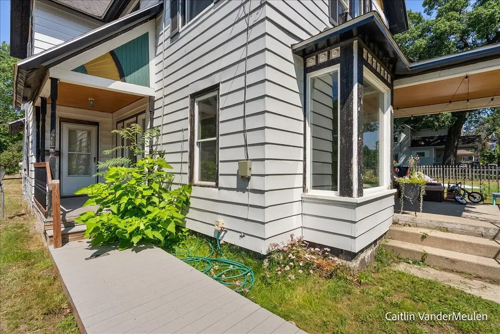 1501 College Avenue NE Grand Rapids City MI 49505