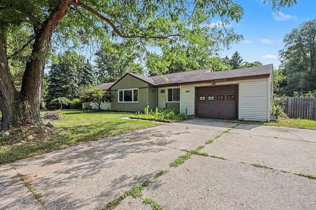 3346 Dean Lake Avenue NE Grand Rapids Charter Township MI 49525