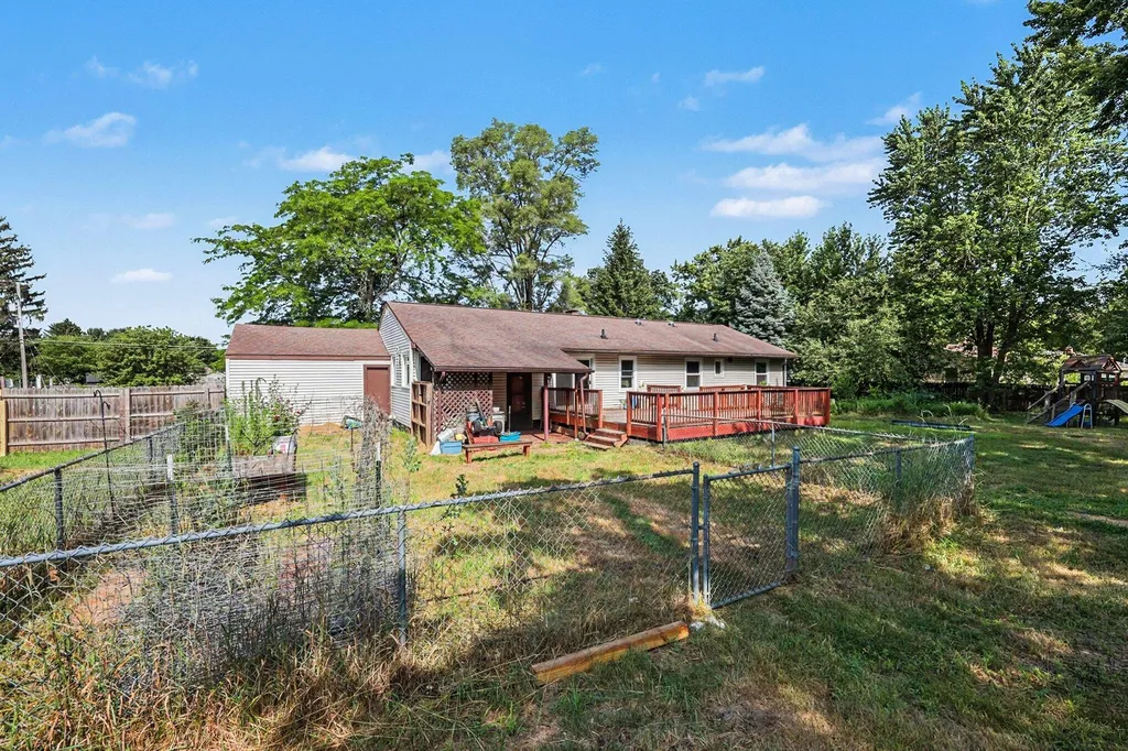3346 Dean Lake Avenue NE Grand Rapids Charter Township MI 49525