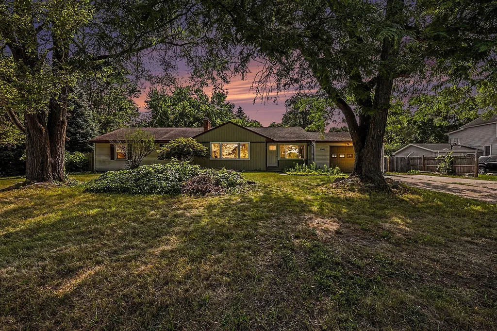 3346 Dean Lake Avenue NE Grand Rapids Charter Township MI 49525