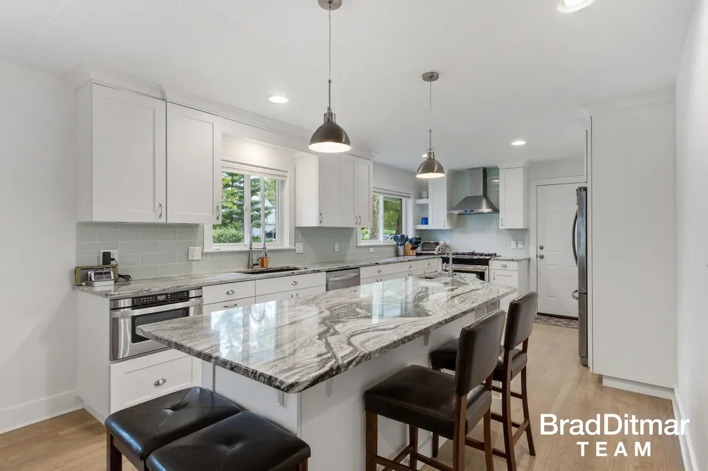 1350 Lake Grove Avenue SE East Grand Rapids City MI 49506