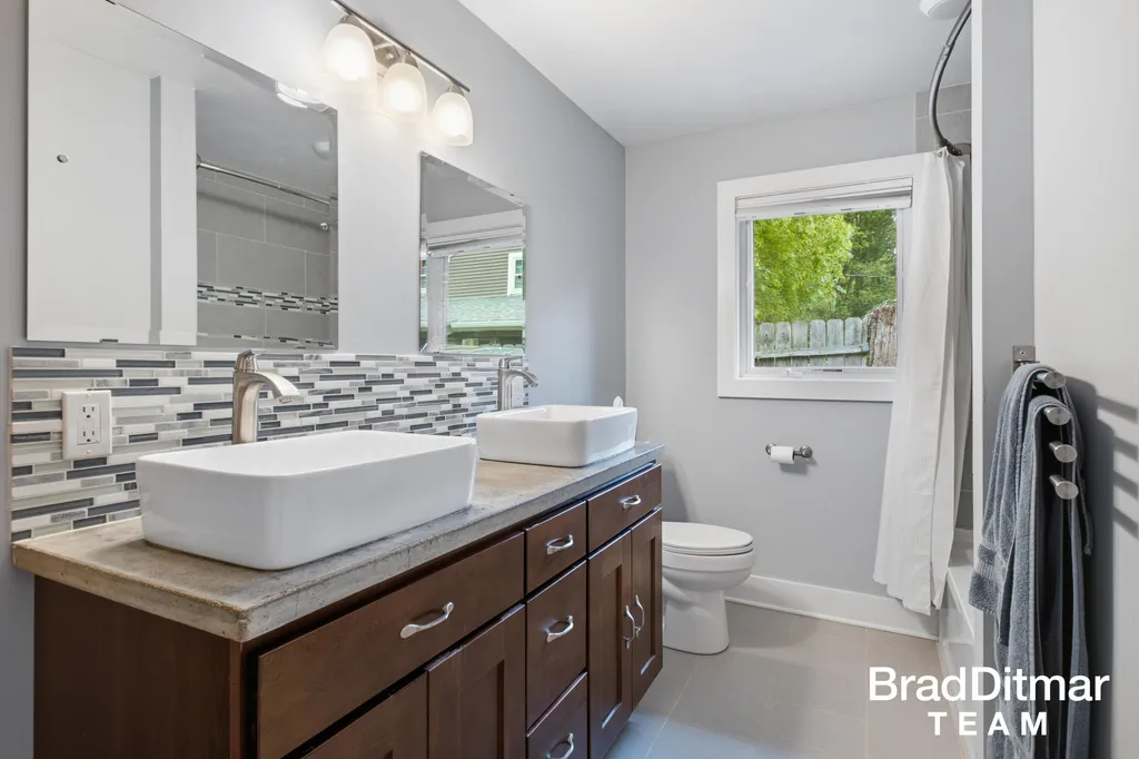1350 Lake Grove Avenue SE East Grand Rapids City MI 49506