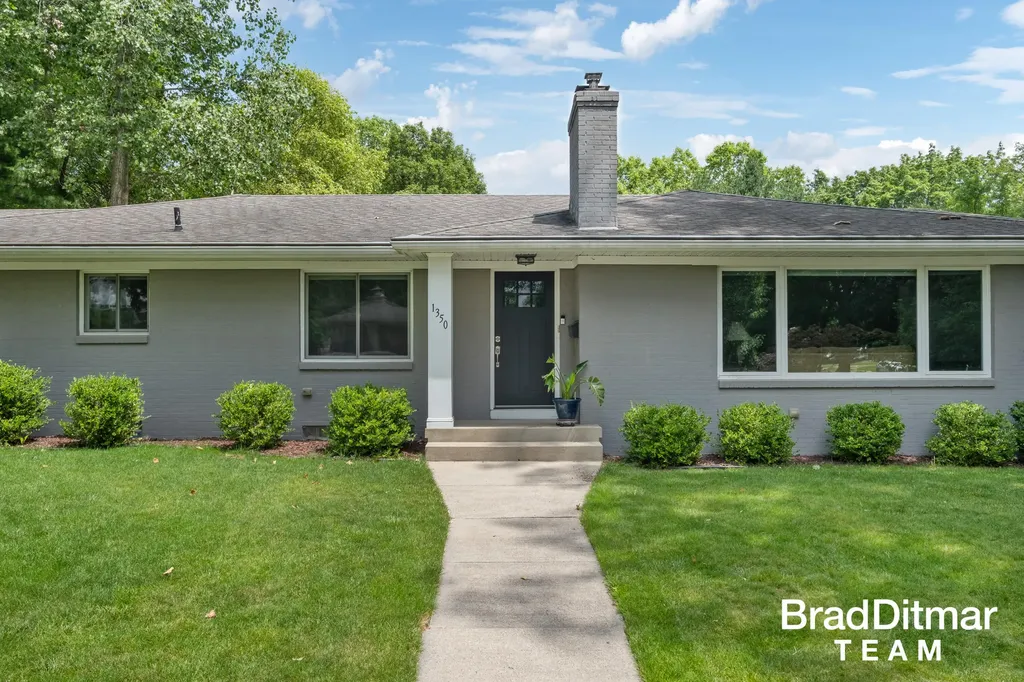 1350 Lake Grove Avenue SE East Grand Rapids City MI 49506