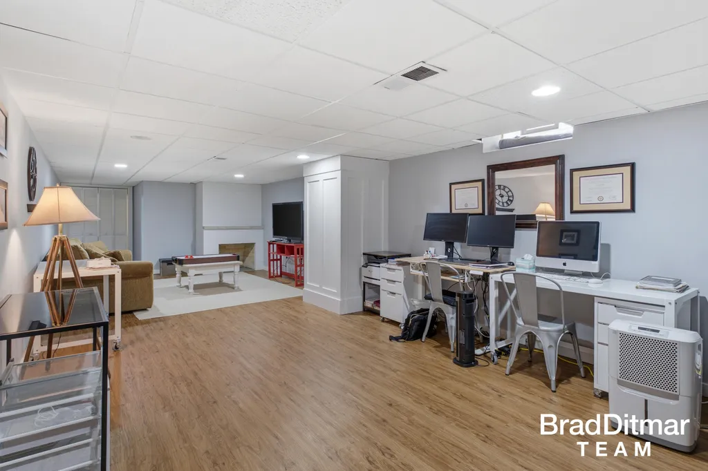 1350 Lake Grove Avenue SE East Grand Rapids City MI 49506