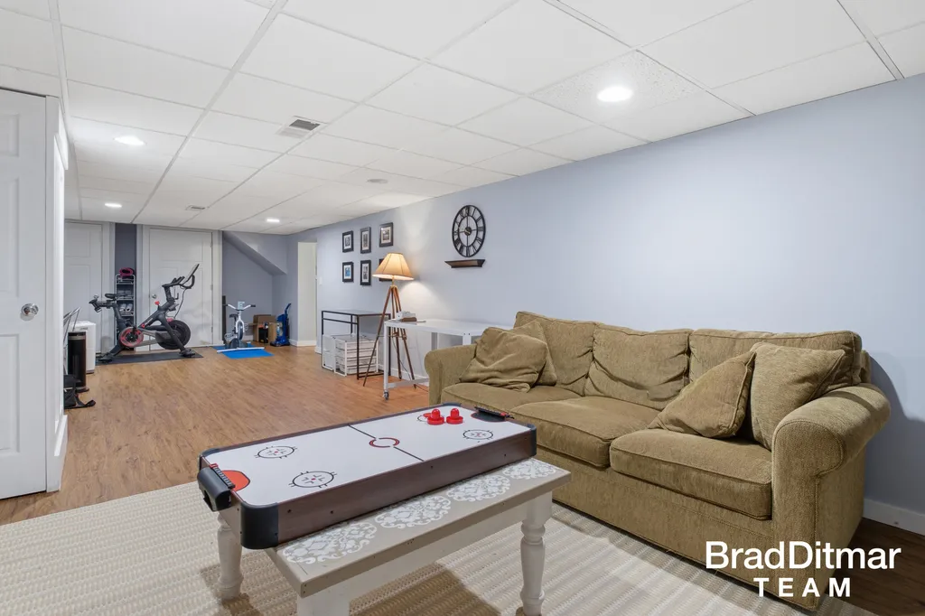 1350 Lake Grove Avenue SE East Grand Rapids City MI 49506
