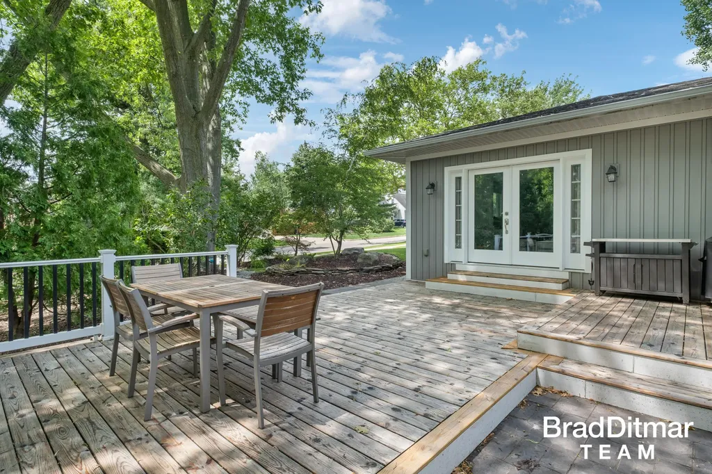 1350 Lake Grove Avenue SE East Grand Rapids City MI 49506