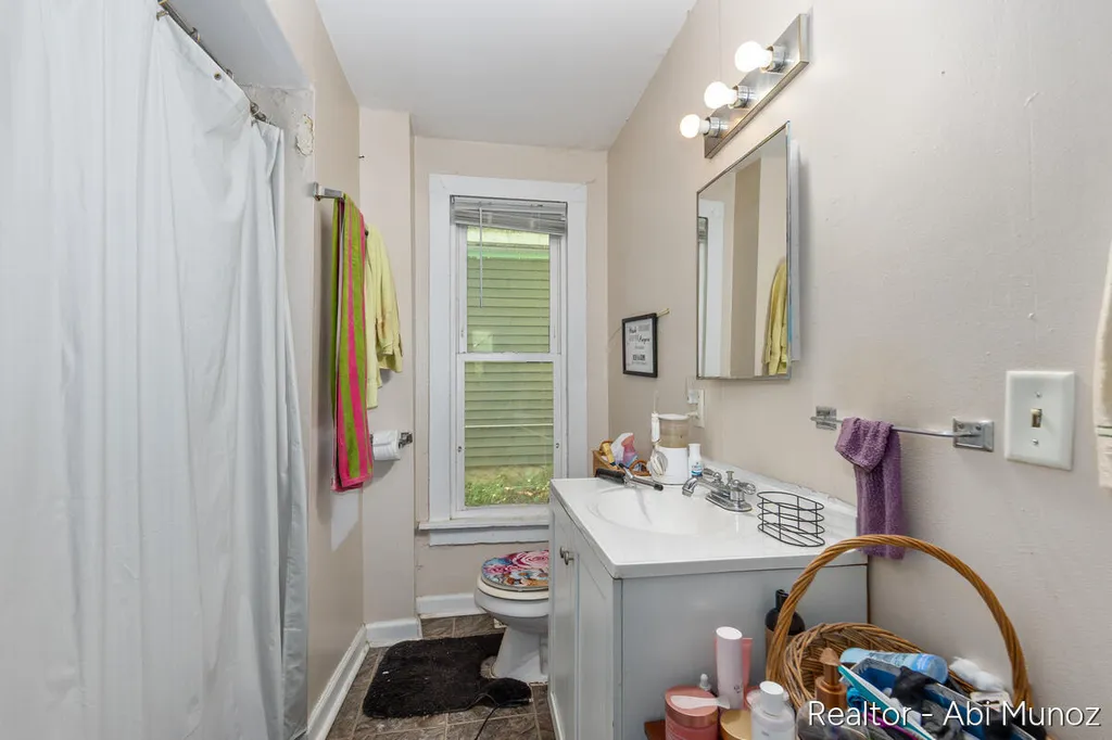 238 Travis Street NE Grand Rapids City MI 49505