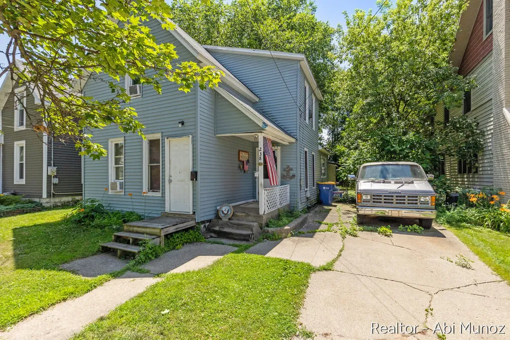 238 Travis Street NE Grand Rapids City MI 49505
