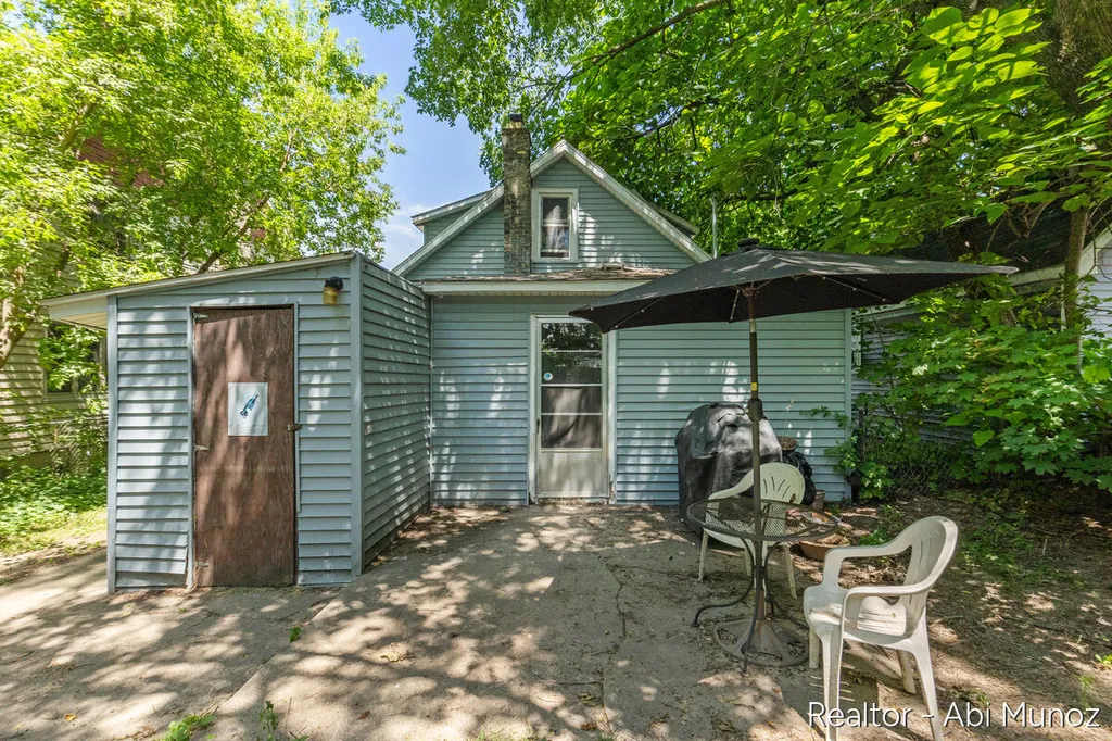 238 Travis Street NE Grand Rapids City MI 49505