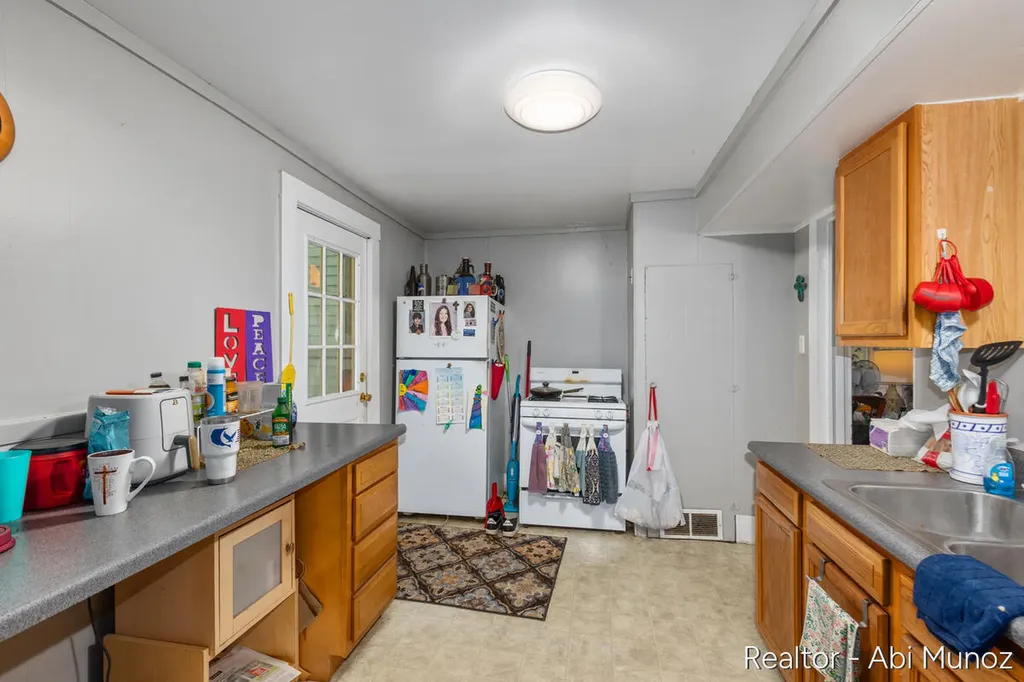 238 Travis Street NE Grand Rapids City MI 49505