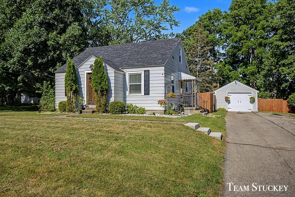 1125 Kusterer Drive NW Walker City MI 49534