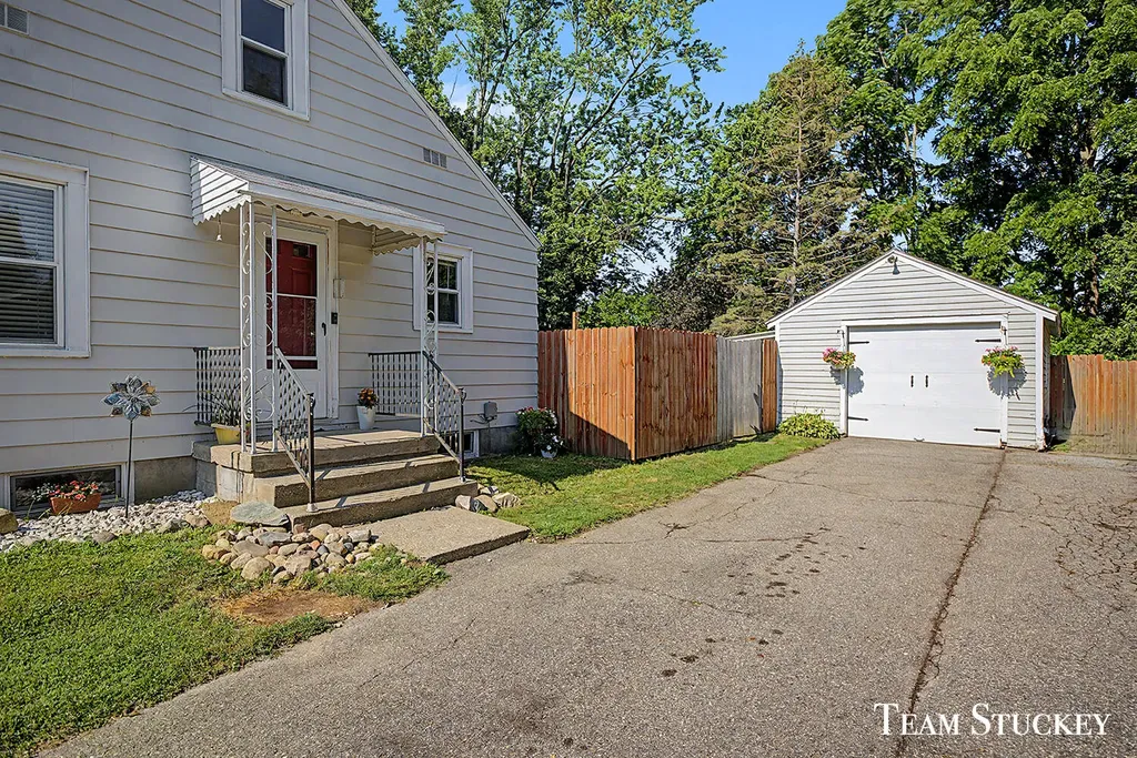 1125 Kusterer Drive NW Walker City MI 49534