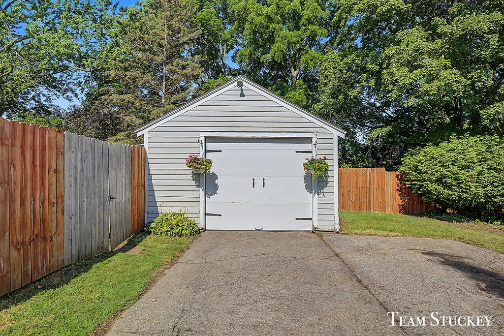 1125 Kusterer Drive NW Walker City MI 49534