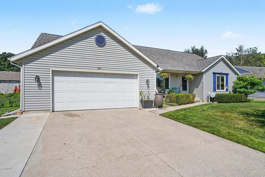 641 Ridgefield Drive Coopersville City MI 49404