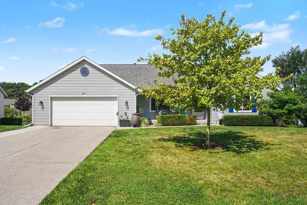 641 Ridgefield Drive Coopersville City MI 49404