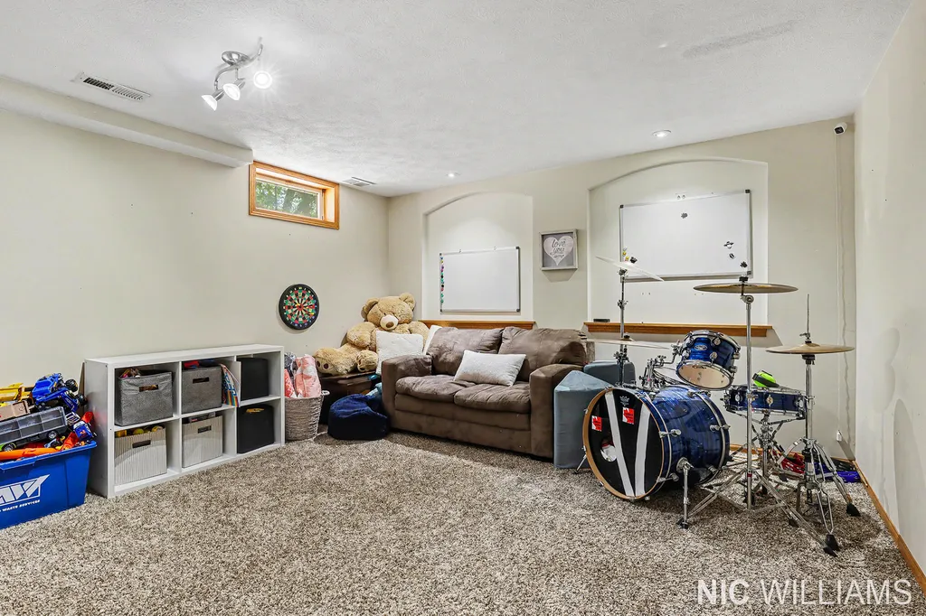 4700 Paramount Drive NE Plainfield Charter Township MI 49525