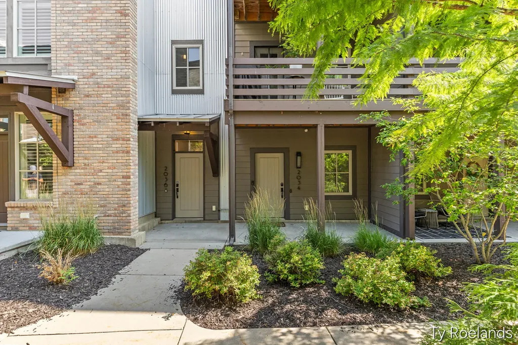 2034 Celadon Drive NE Grand Rapids Charter Township MI 49525