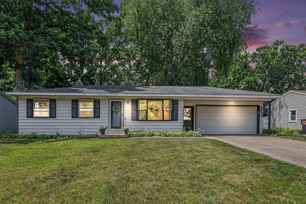 5535 Pinebrook Avenue SE Kentwood City MI 49548