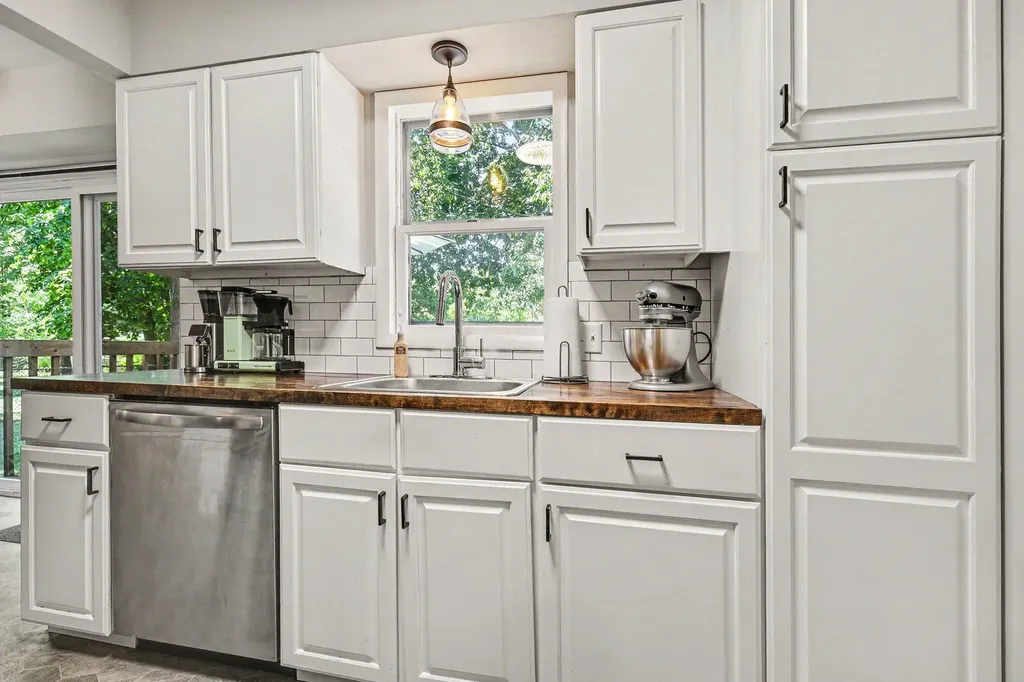5535 Pinebrook Avenue SE Kentwood City MI 49548