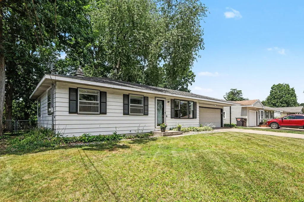 5535 Pinebrook Avenue SE Kentwood City MI 49548