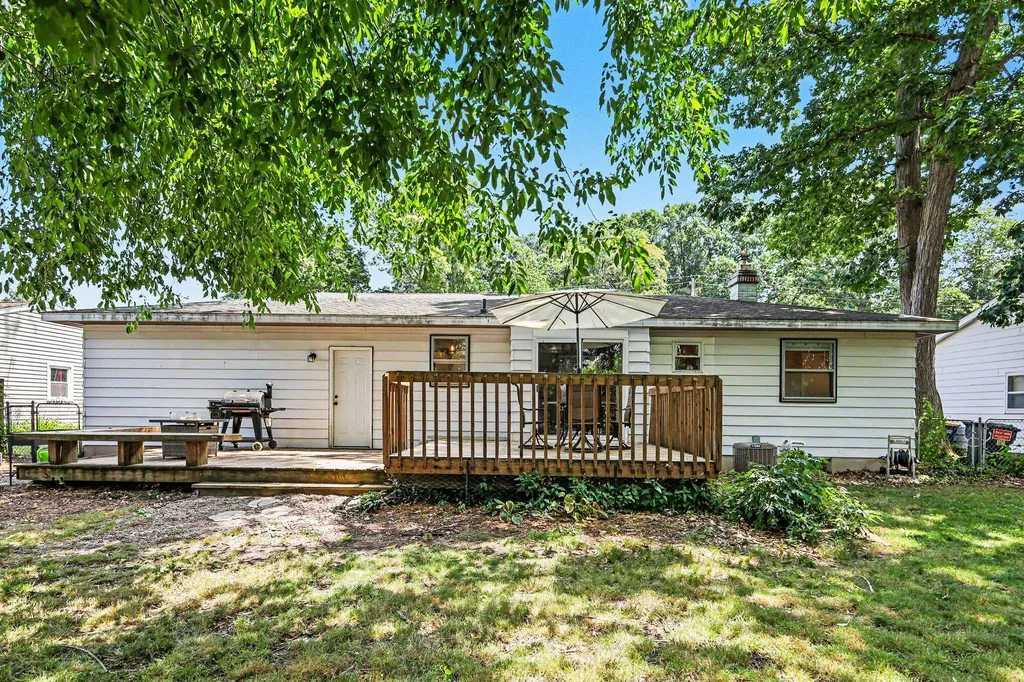 5535 Pinebrook Avenue SE Kentwood City MI 49548