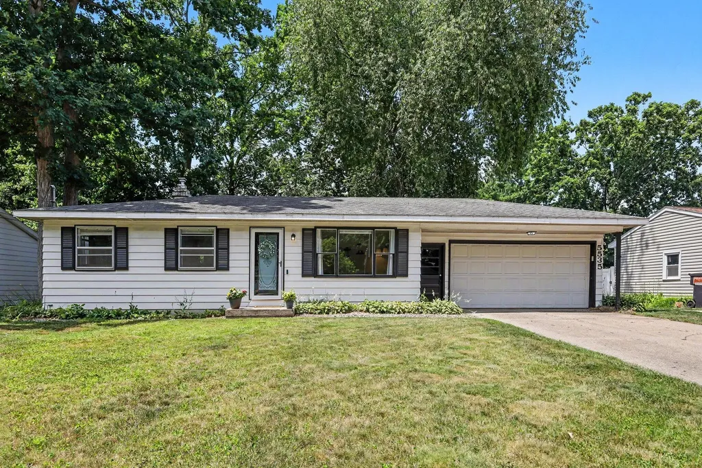 5535 Pinebrook Avenue SE Kentwood City MI 49548