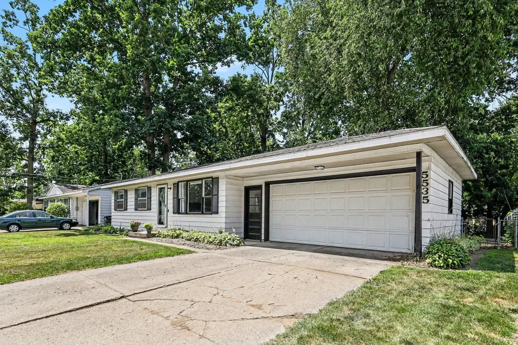 5535 Pinebrook Avenue SE Kentwood City MI 49548