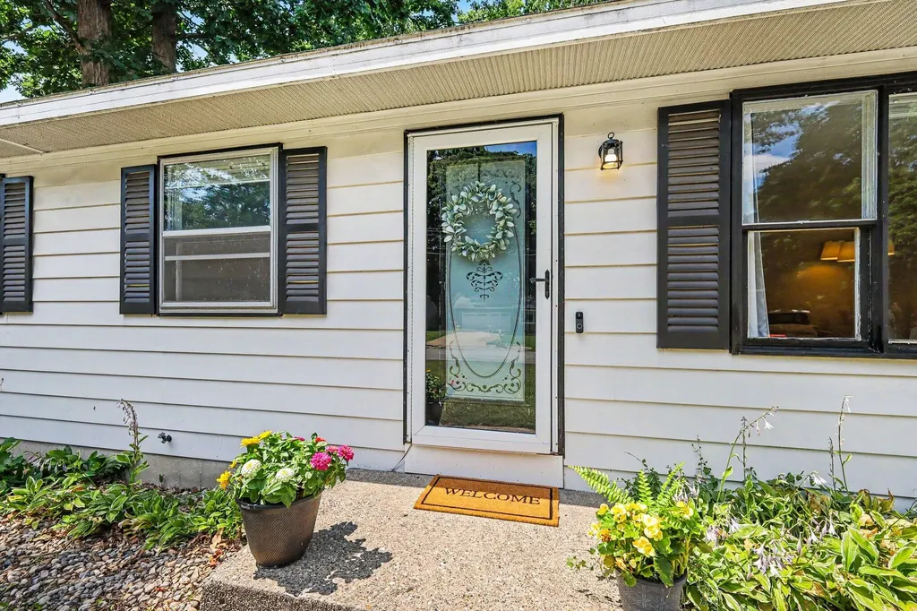 5535 Pinebrook Avenue SE Kentwood City MI 49548