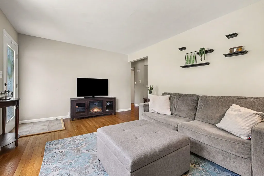 5535 Pinebrook Avenue SE Kentwood City MI 49548