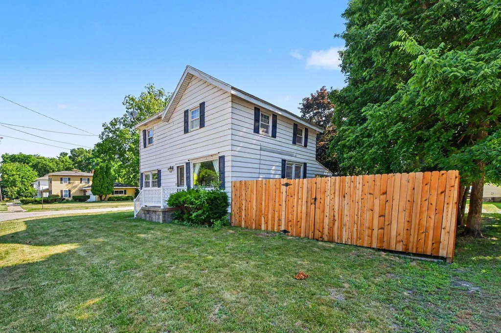 423 N Hudson Street SE Lowell City MI 49331