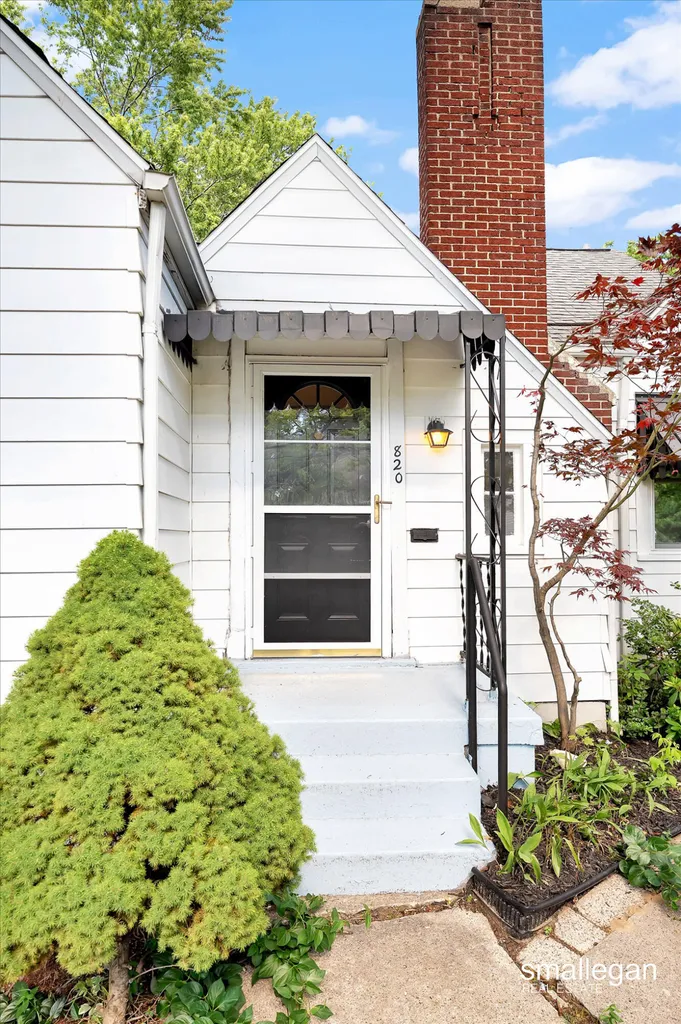 820 Diamond Avenue NE Grand Rapids City MI 49503