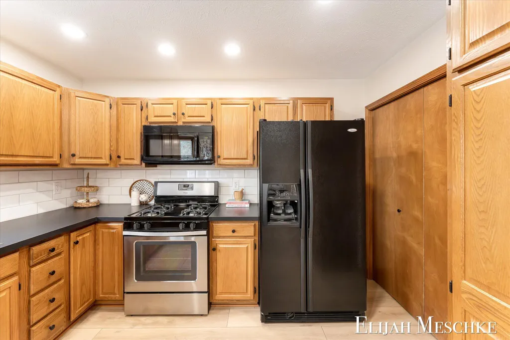 1385 Shaw Court NE Rockford City MI 49341