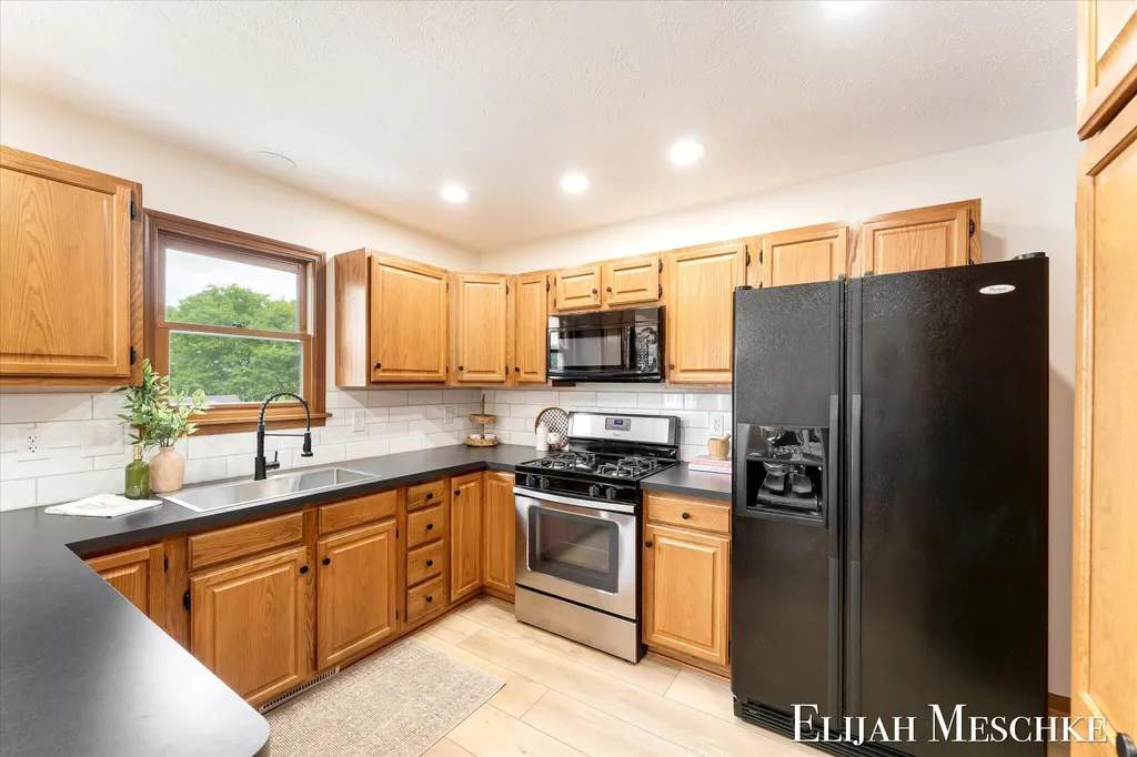 1385 Shaw Court NE Rockford City MI 49341