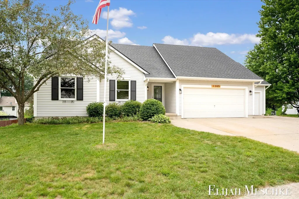 1385 Shaw Court NE Rockford City MI 49341