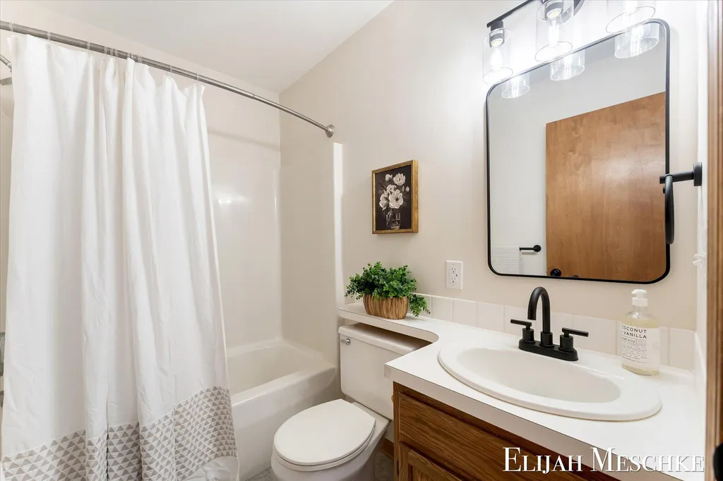 1385 Shaw Court NE Rockford City MI 49341