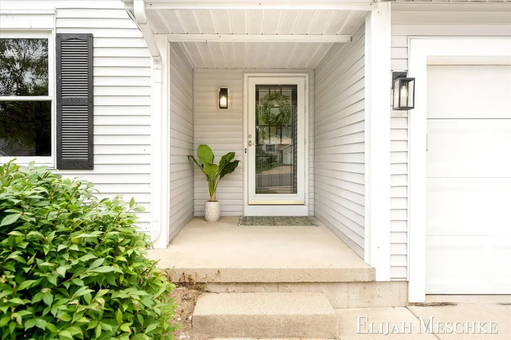 1385 Shaw Court NE Rockford City MI 49341