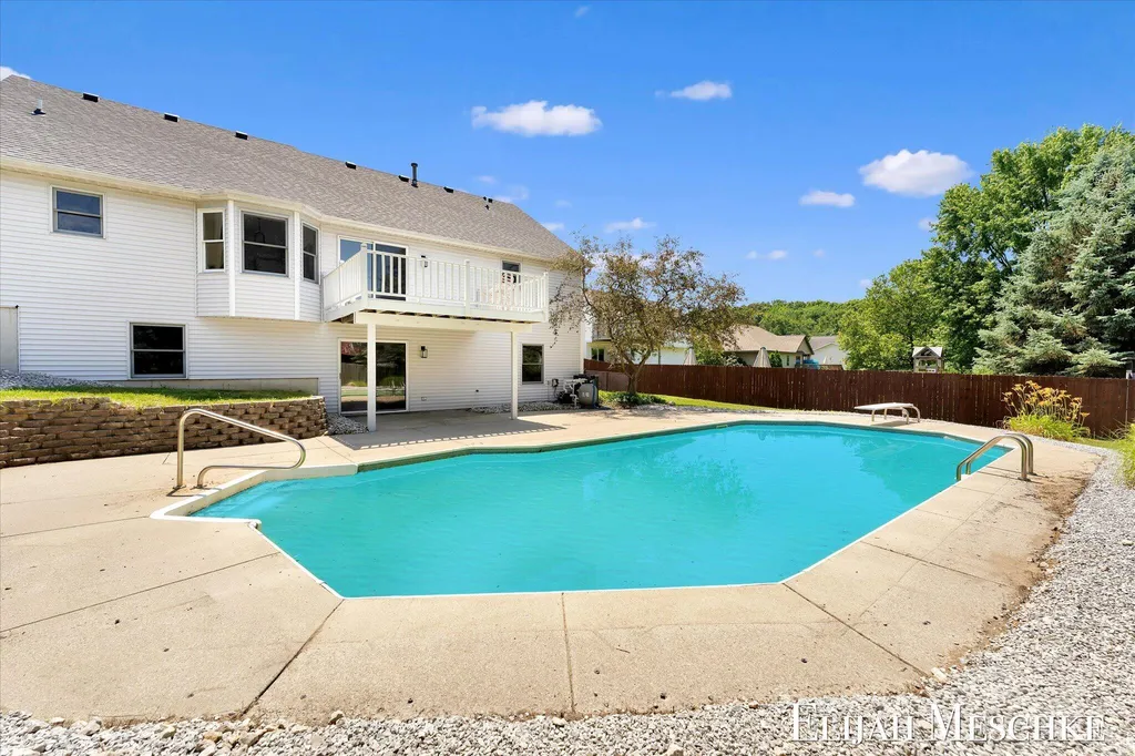 1385 Shaw Court NE Rockford City MI 49341