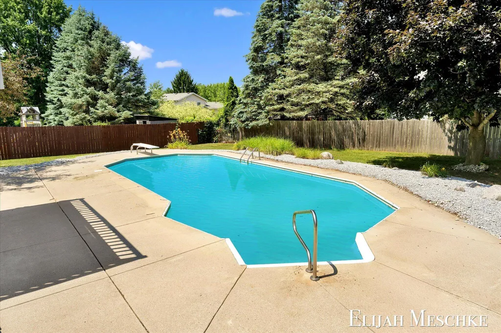 1385 Shaw Court NE Rockford City MI 49341