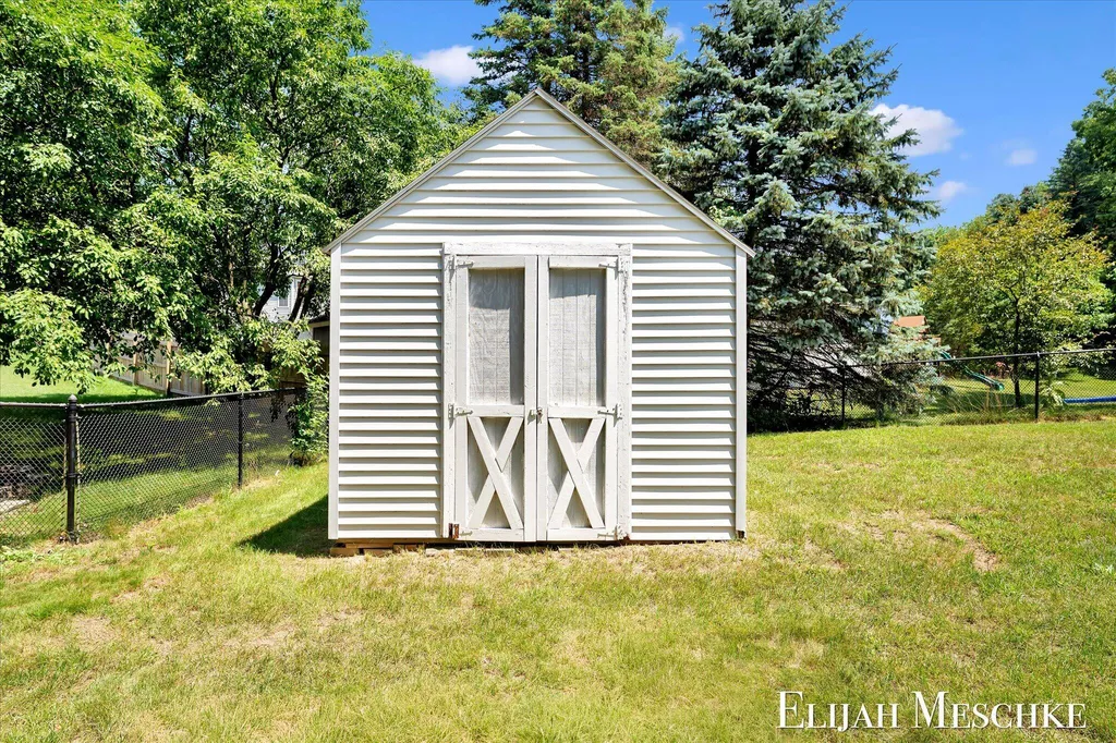 1385 Shaw Court NE Rockford City MI 49341