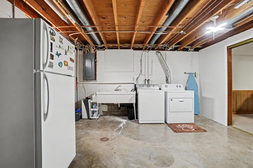 123 Bennett Avenue Hartford City MI 49057