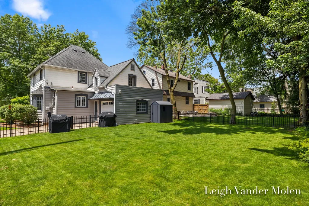 964 Lakeside Drive SE East Grand Rapids City MI 49506