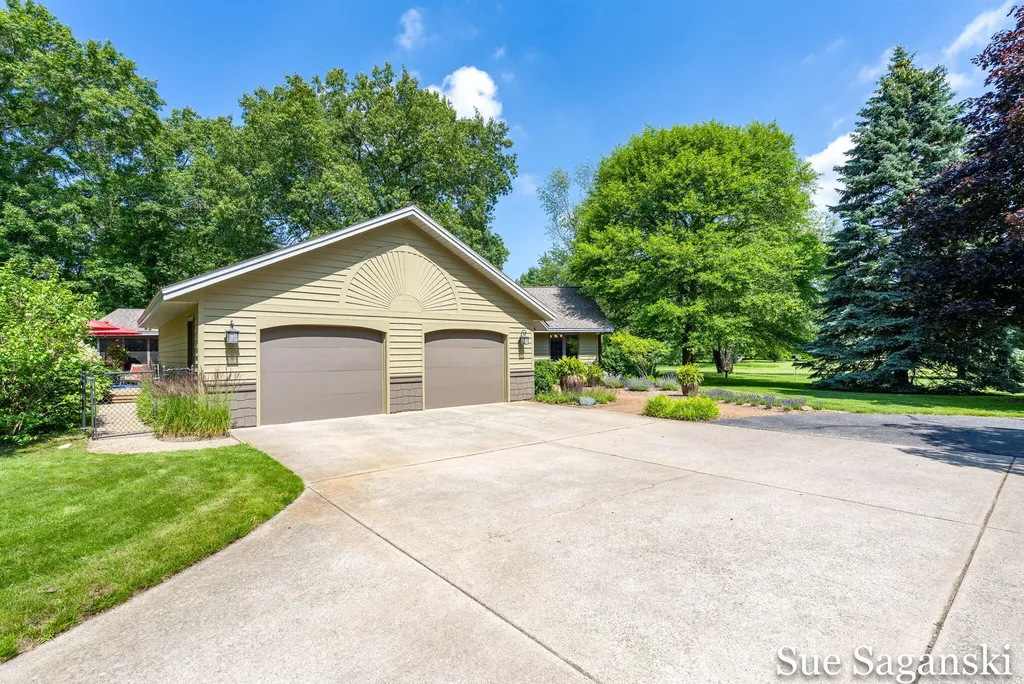6514 Creekwood Drive Laketown Township MI 49423