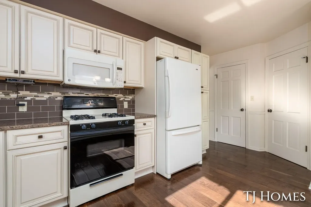 8 Wallinwood Avenue NE Grand Rapids City MI 49503
