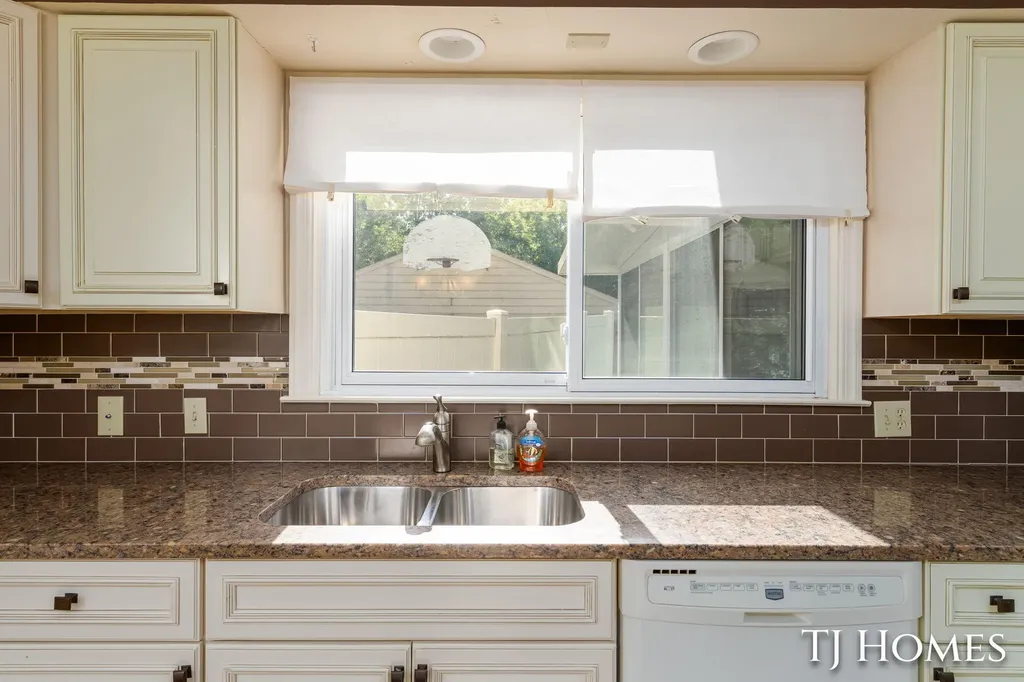 8 Wallinwood Avenue NE Grand Rapids City MI 49503