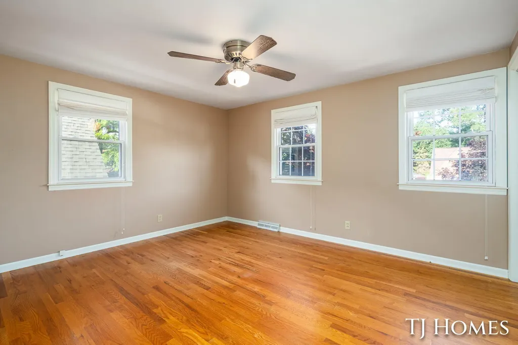 8 Wallinwood Avenue NE Grand Rapids City MI 49503
